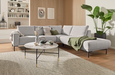 Moderne, helle Interliving Wohnlandschaft mit großzügigen Kissen und gemütlichem Flair für ein stilvolles Wohnzimmer.