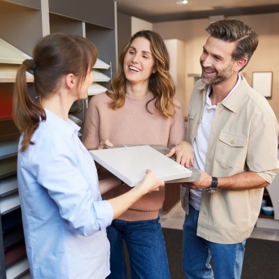 Ein Pärchen lässt sich im Möbelhaus Möbel Weber umfassend zu Interliving Möbeln beraten. Ein kompetenter Berater unterstützt sie dabei, die perfekte Einrichtung für ihr Zuhause zu finden.