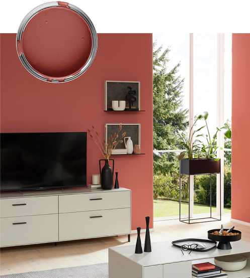 Weißes Interliving Sideboard und Couchtisch mit Pflanzen und Deko vor einer Wand in MissPompadour „Color Your Life Coral“