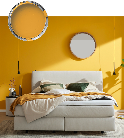 Weißes Interliving Polsterbett mit Pflanzen und Deko vor einer Wand in MissPompadour „Color Your Life Yellow“