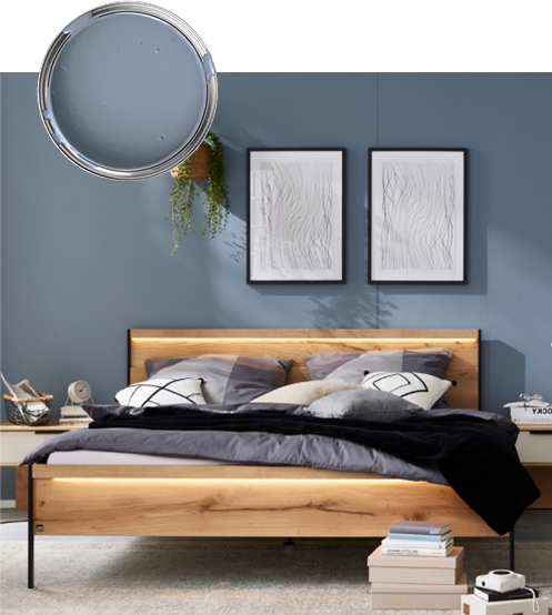 Interliving Holzbett mit Pflanzen und Deko vor einer Wand in MissPompadour „Color Your Life Blue“