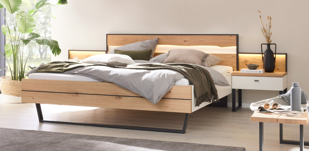 Holzbett von Interliving mit stilvoller Deko und Pflanzen – Perfekt kombiniert mit MissPompadour Farben