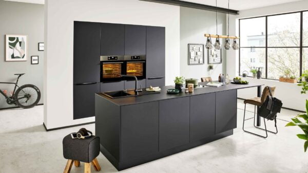 Interliving Küche Serie 3031 mit AEG-Einbaugeräten
