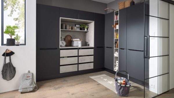 Interliving Küche Serie 3073 – Vorratsraumlösung