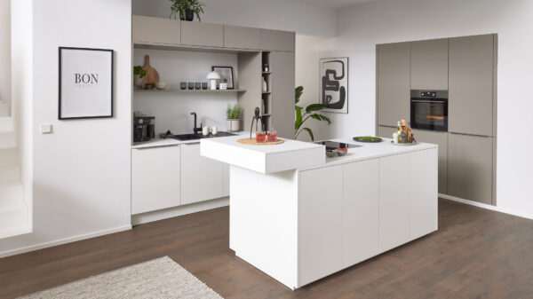 Interliving Küche Serie 3079 mit AEG Einbaugeräten