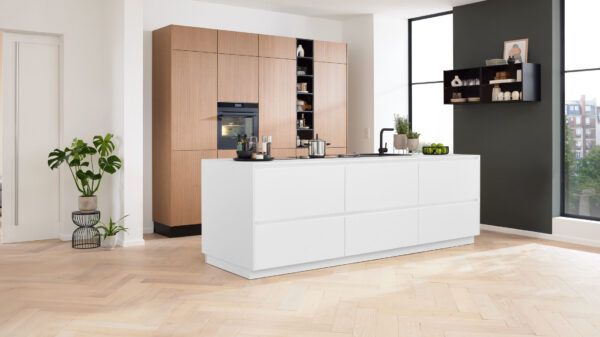 Interliving Küche Serie 3075 mit AEG-Einbaugeräten