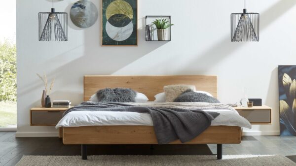 Interliving Schlafzimmer Serie 1015 – Massivholz-Bettgestell mit Nachtkonsolen